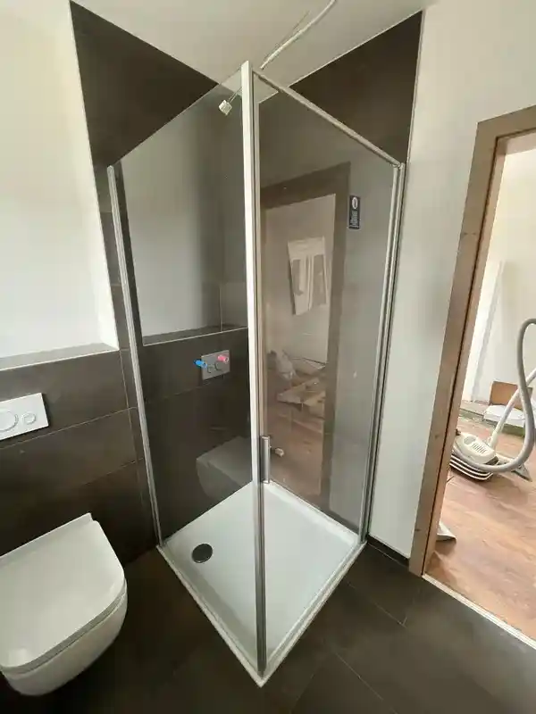 Dusche mit Glaswand